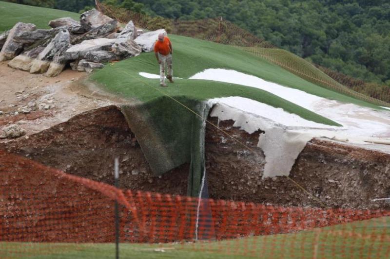 Massive sinkhole in the middle of Missouri golf course